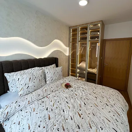 Ninth Cloud Apartment *